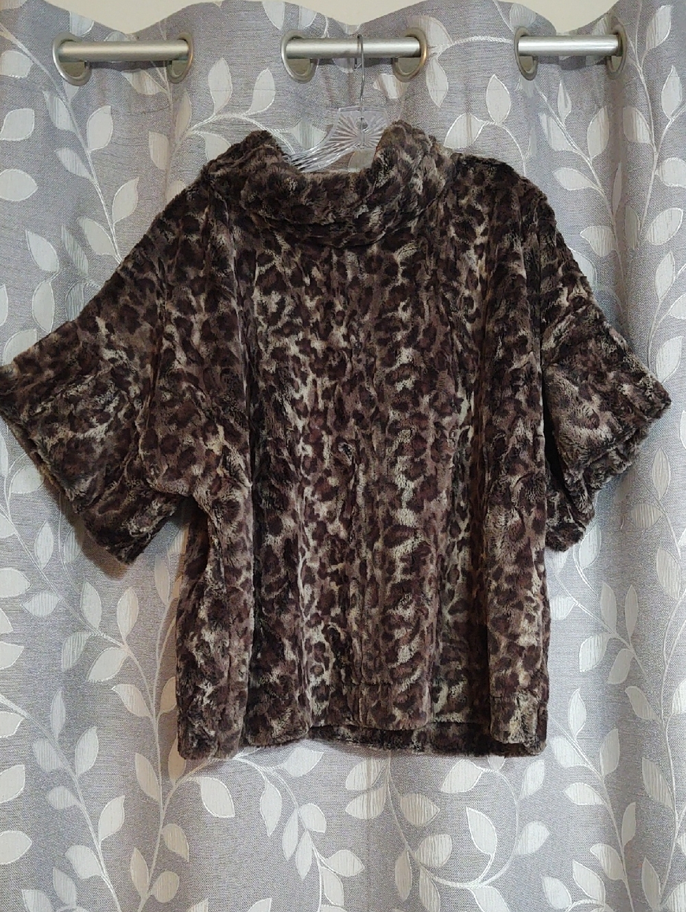 Ivy Jane Faux Fur Leopard Print Pullover Sweater Top size S/M